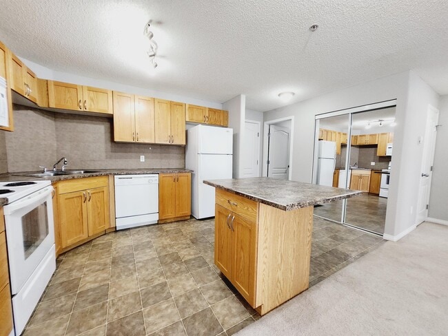 330 Clareview Station Dr NW in Edmonton, AB - Building Photo - Building Photo