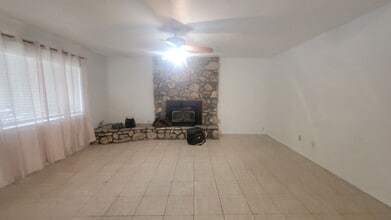 1012 Jacober Ave in Bakersfield, CA - Building Photo - Building Photo