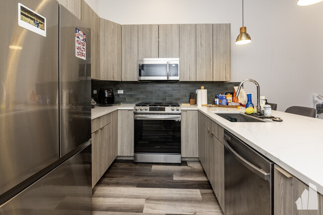 2322 N Clark St, Unit 310 in Chicago, IL - Building Photo - Building Photo