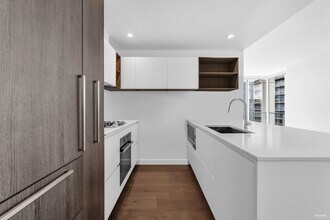 6000 Mckay Av in Burnaby, BC - Building Photo - Building Photo