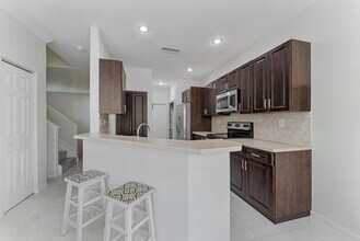 6289 Crescent Lake Way in Greenacres, FL - Foto de edificio - Building Photo