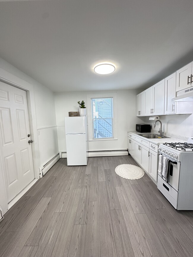 176 Pearl St, Unit 2R