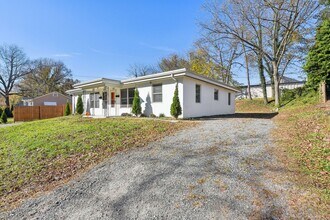 1747 1st St NE-Unit -1747 1st ST NE in Hickory, NC - Building Photo - Building Photo