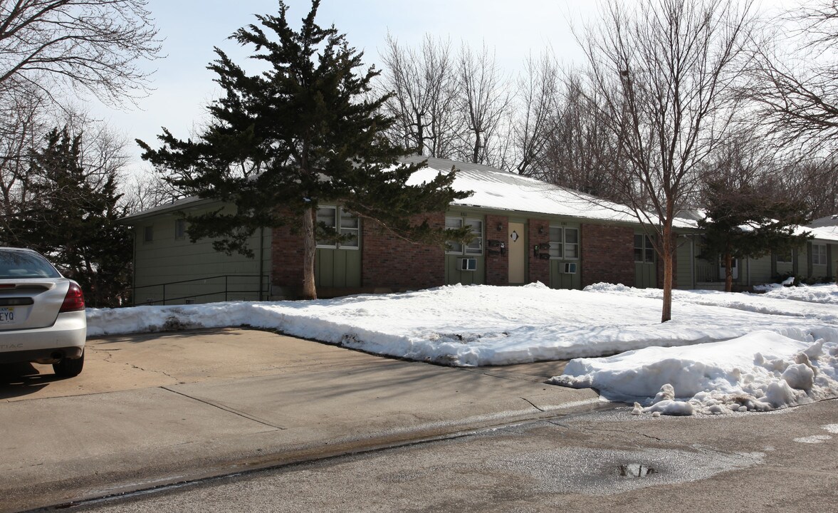 8301 Santa Fe Ln in Overland Park, KS - Foto de edificio