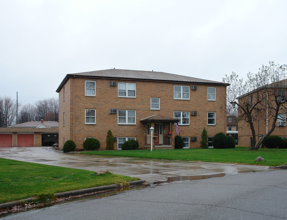 1981 Wolosyn Cir in Youngstown, OH - Foto de edificio