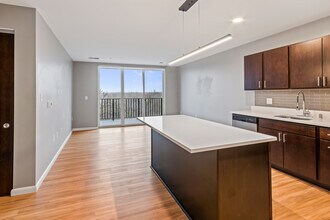 8041 W Bluemound Rd in Milwaukee, WI - Foto de edificio - Building Photo