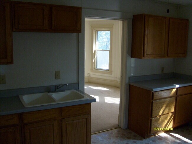 1331 Williamson St, Unit 2 in Madison, WI - Building Photo - Building Photo