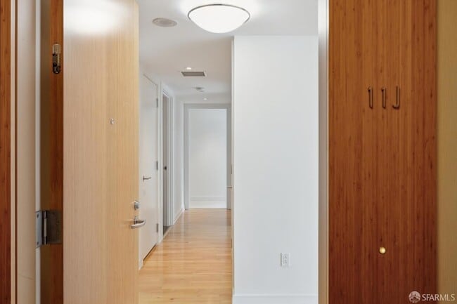 301 Mission St, Unit 11J in San Francisco, CA - Foto de edificio - Building Photo