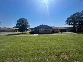 2015 E Bank St in Iowa Park, TX - Building Photo