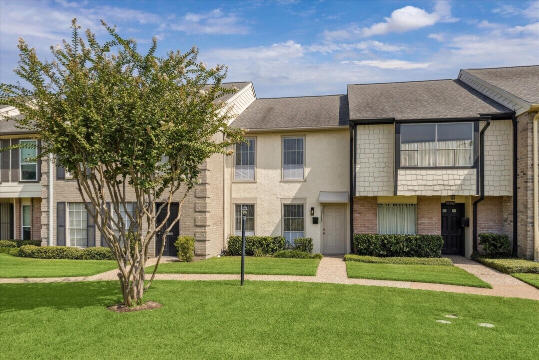 10345 Longmont Dr in Houston, TX - Building Photo