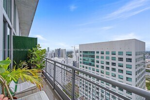 690 SW 1st Ct in Miami, FL - Building Photo