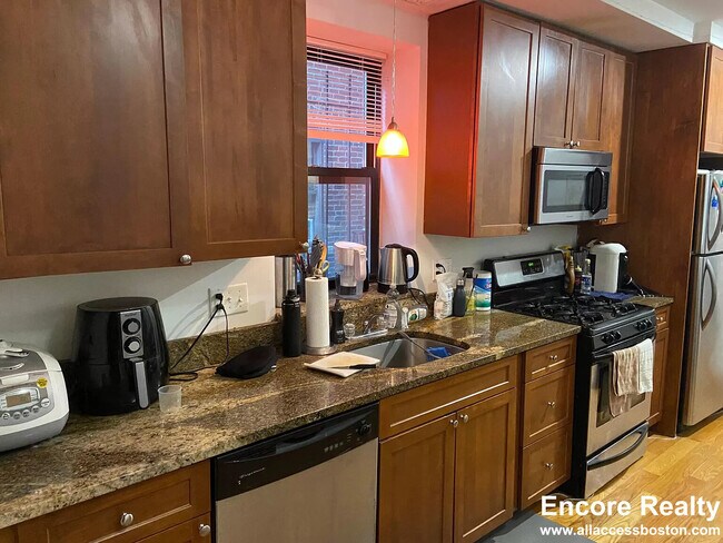 64 Louis Prang St, Unit #3 in Boston, MA - Foto de edificio - Building Photo