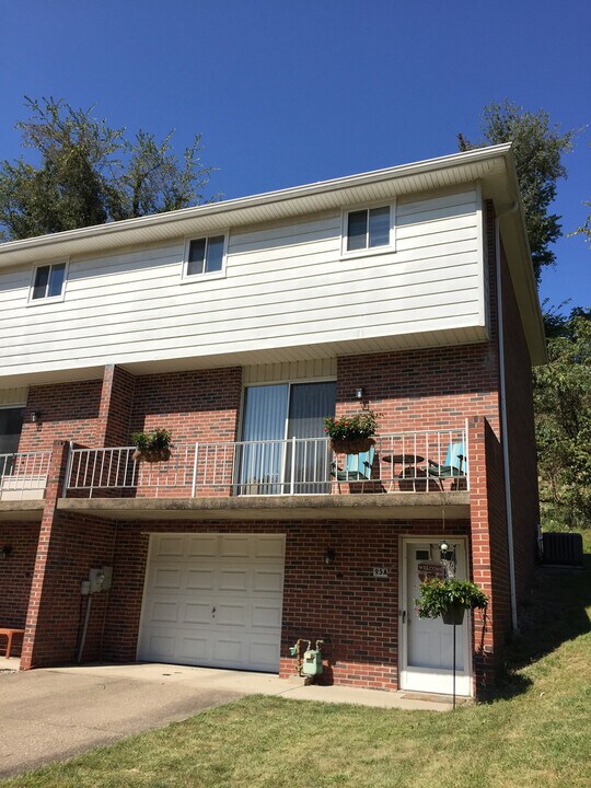 95 Locust Ridge Dr in Pittsburgh, PA - Building Photo