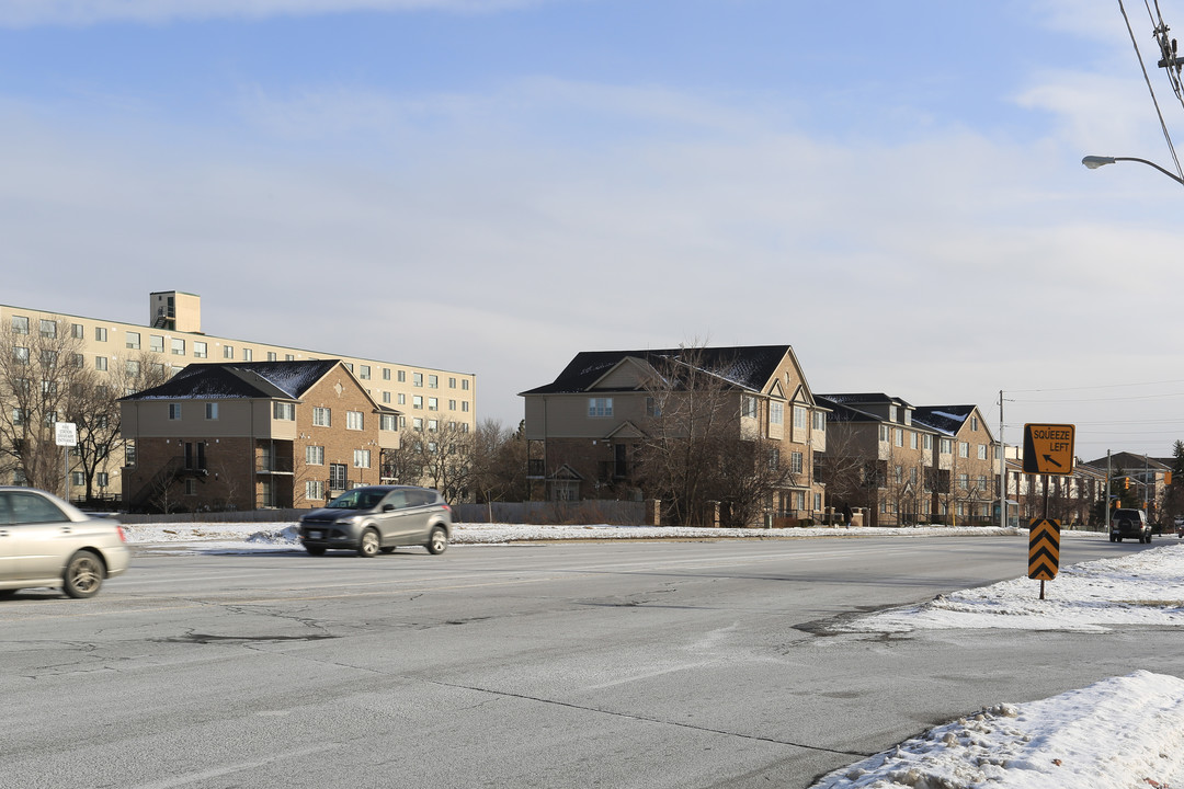 12 Holborn Ct in Kitchener, ON - Building Photo