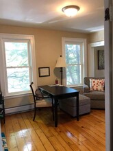 16 Main St, Unit 2 in Easthampton, MA - Foto de edificio - Building Photo