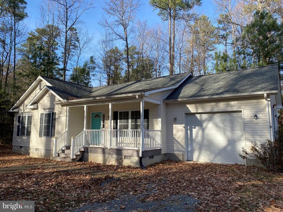 21 Fort King Dr in Colonial Beach, VA - Building Photo