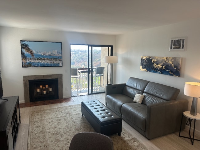 2925 Cowley Way, Unit E in San Diego, CA - Foto de edificio - Building Photo