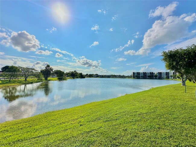 10000 NW 9th St Cir in Miami, FL - Building Photo - Building Photo