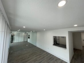3868 NE 169th St in North Miami Beach, FL - Building Photo - Building Photo