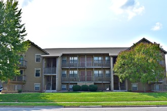 Southfork Apartments in Olathe, KS - Foto de edificio - Building Photo