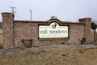 Oak Meadows Townhomes in Commerce, TX - Foto de edificio - Building Photo