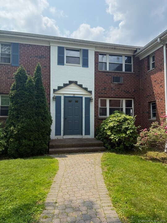 10 Colonial Dr in Rocky Hill, CT - Building Photo