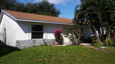5489 Thurston Ave in Greenacres, FL - Building Photo - Building Photo