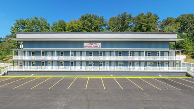 Renshaw Studio Apartments in Rockaway Beach, MO - Building Photo - Building Photo