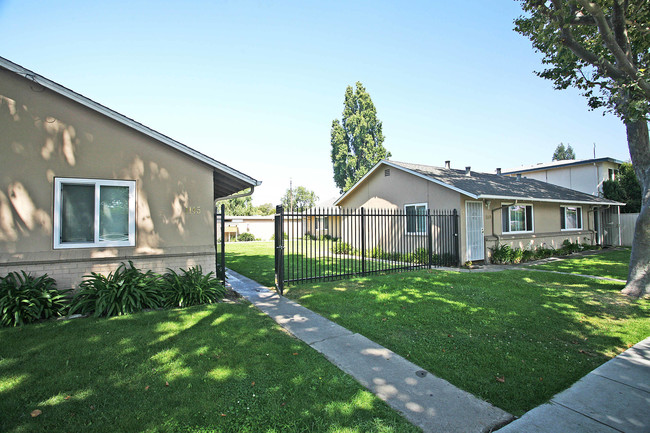 1145-1149 Willow Rd in Menlo Park, CA - Foto de edificio - Building Photo