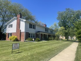 201 W Pierre Ln in Port Washington, WI - Building Photo