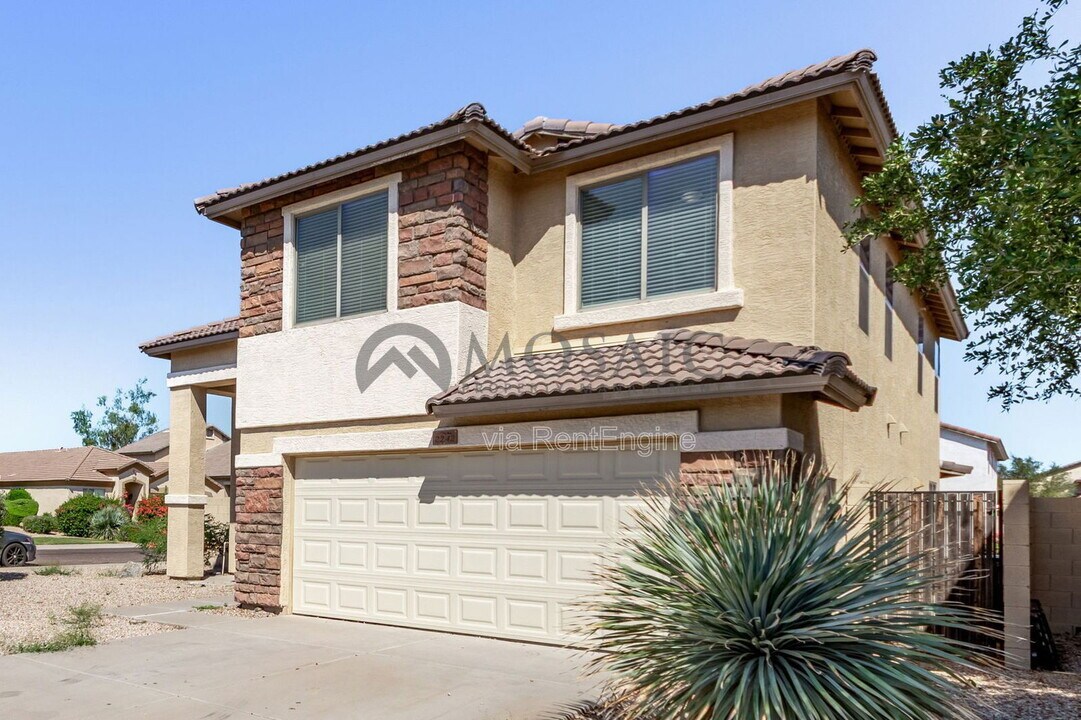 2242 W Green Tree Dr in San Tan Valley, AZ - Building Photo