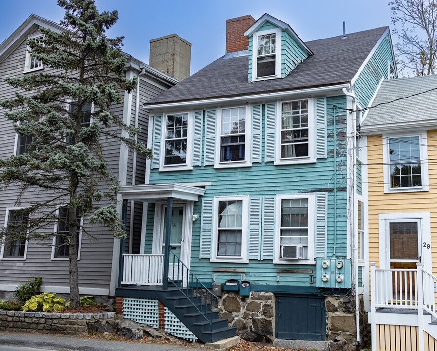 31 Mugford St in Marblehead, MA - Building Photo