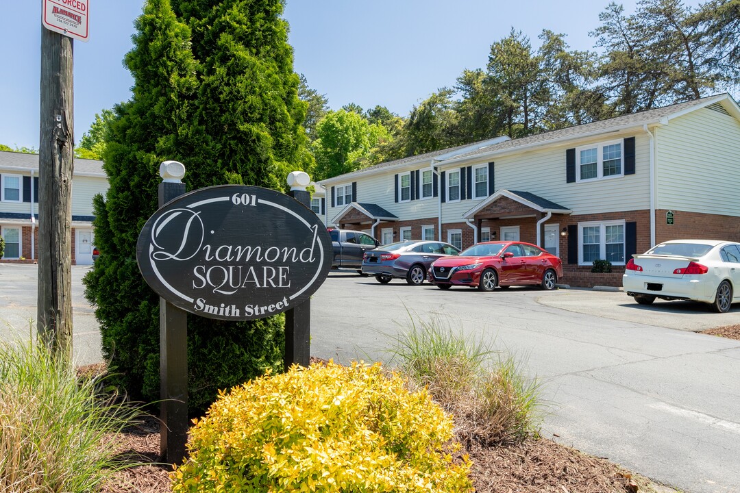 Emerald Court in Gibsonville, NC - Foto de edificio