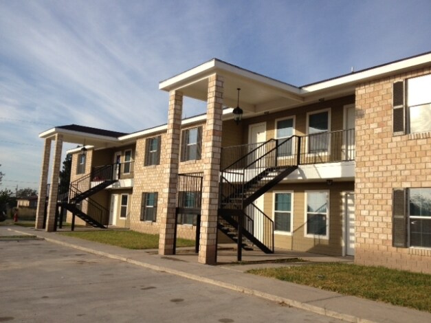 First Street Apartments in Los Fresnos, TX - Foto de edificio - Building Photo