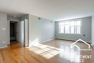 1525 W Morse Ave, Unit 214 in Chicago, IL - Building Photo