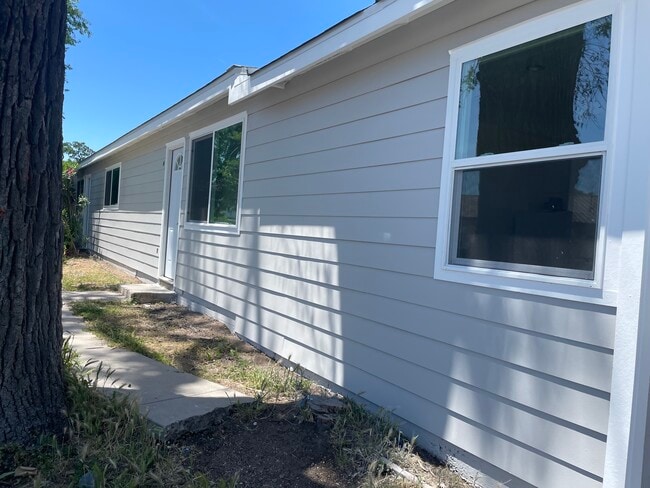 2206 Spring St, Unit A in Paso Robles, CA - Foto de edificio - Building Photo