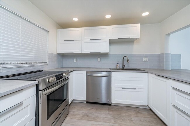 8875b Fontainebleau Blvd in Miami, FL - Building Photo - Building Photo