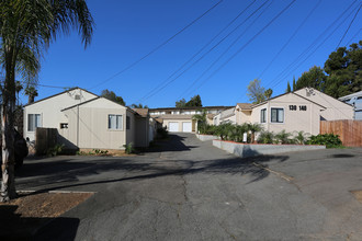 130 Camino Corto in Vista, CA - Foto de edificio - Building Photo