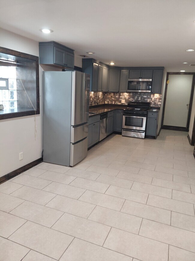 3713 W Shakespeare Ave, Unit Lower level in Chicago, IL - Building Photo - Building Photo