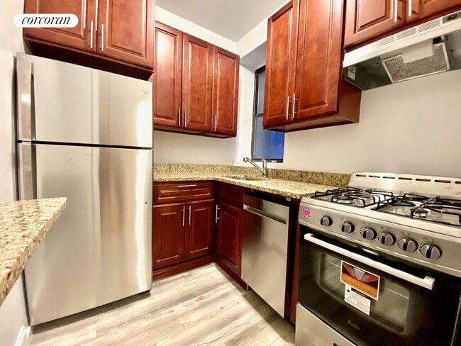 938 Amsterdam Ave in New York, NY - Building Photo - Building Photo