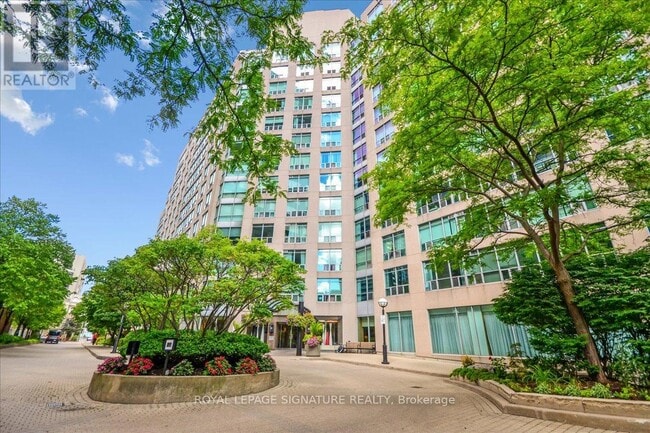 property at 942-942 Yonge St