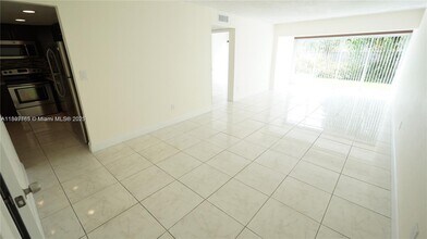 9180 Fontainebleau Blvd in Miami, FL - Building Photo - Building Photo