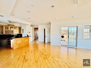 31-12 45th St-Unit -3 in Queens, NY - Building Photo - Building Photo