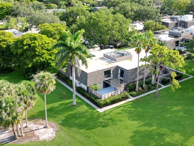 1315 13th Terrace in Palm Beach Gardens, FL - Building Photo - Building Photo