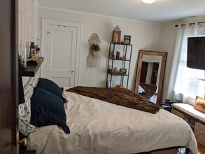 66 Brock St, Unit 3 in Boston, MA - Foto de edificio - Building Photo