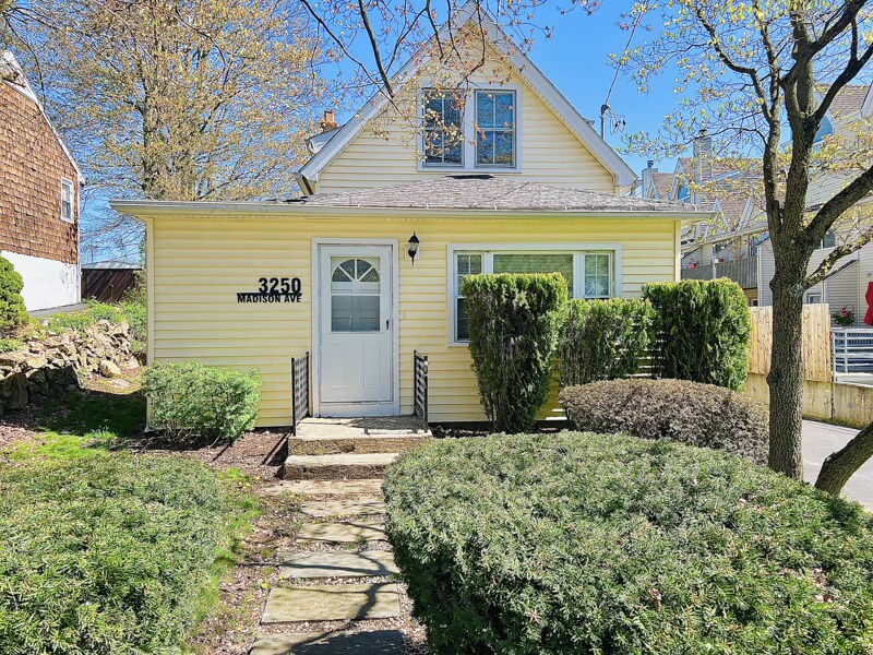 3250 Madison Ave in Bridgeport, CT - Building Photo