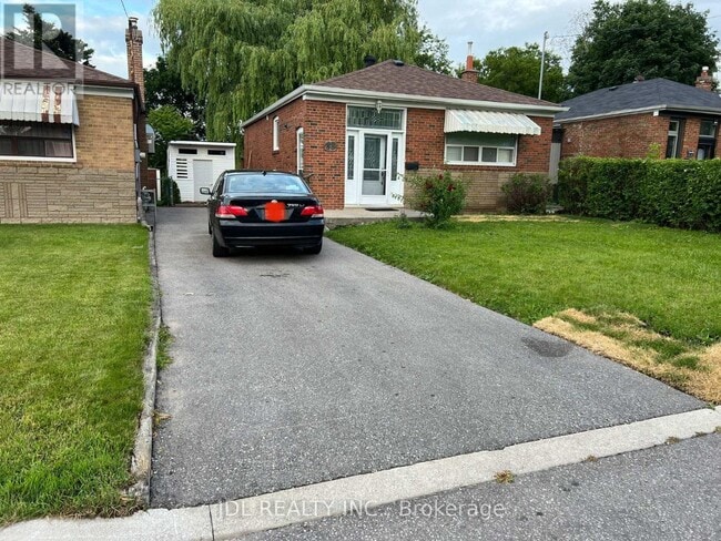 33 Glenshephard Dr in Toronto, ON - Building Photo - Building Photo