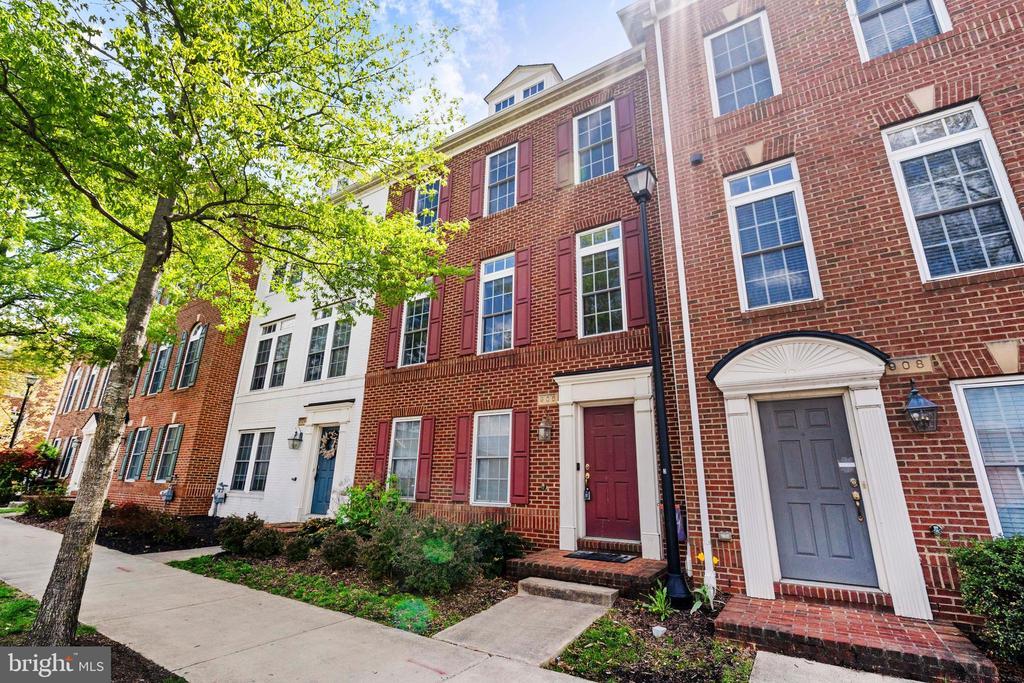 906 W Glebe Rd in Alexandria, VA - Foto de edificio