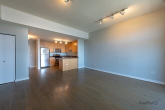 1935 S Archer Ave, Unit 314B in Chicago, IL - Foto de edificio - Building Photo