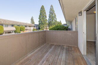 Hacienda Apartments in Sacramento, CA - Building Photo - Building Photo